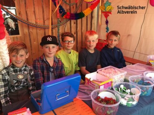 Kelterhocketse 2017 - fleißige Helfer am Süßistand